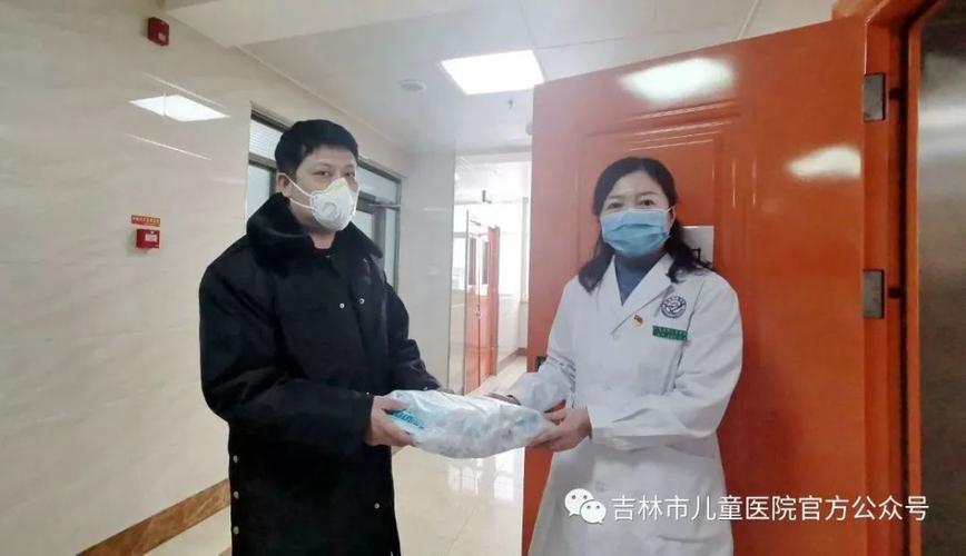 30日,江苏济源医药为医护人员捐赠了医用防护口罩等防护用品.